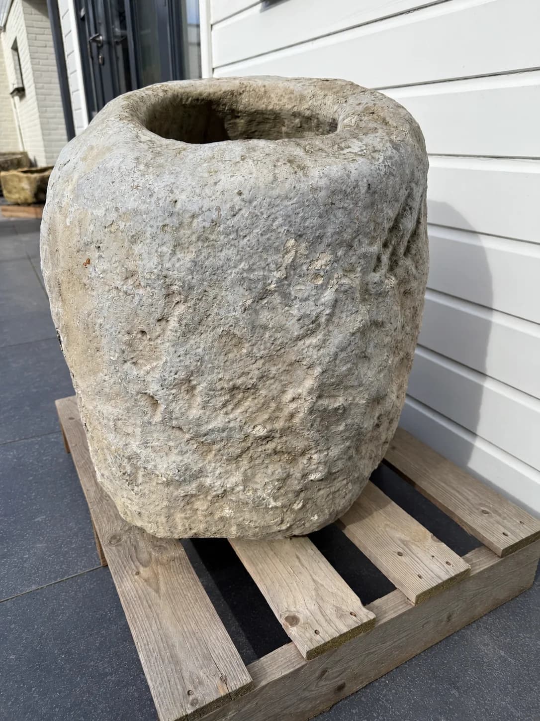 Sculpturale natuurstenen keipot, bemost (65×60), verweerde kalksteen met natuurlijke patina, handgemaakt in Indonesië foto 6