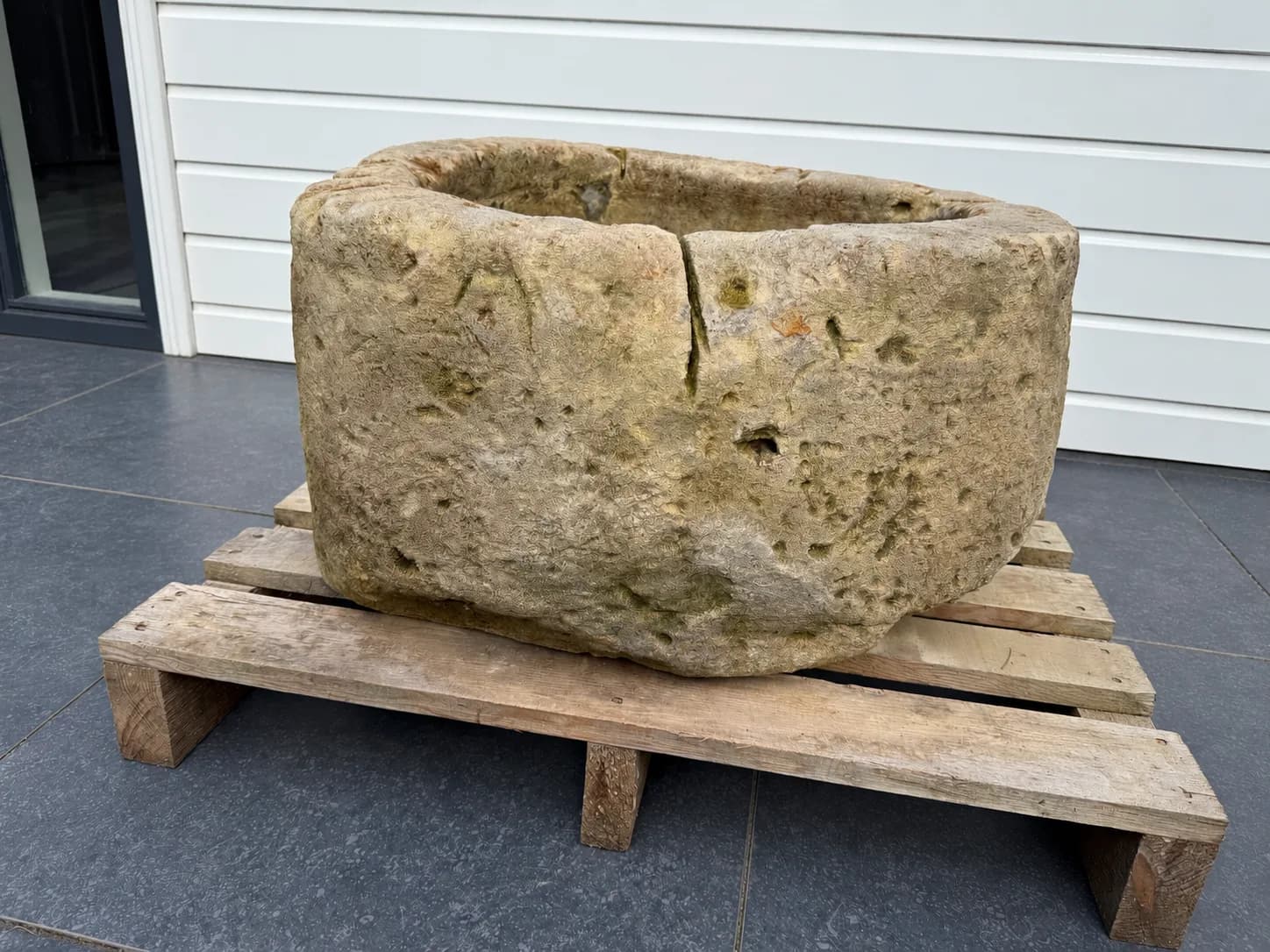 Natuurstenen pot, beige, rond met doorleefde patina, verweerde kalksteen met natuurlijke patina, handgemaakt in Indonesië foto 6