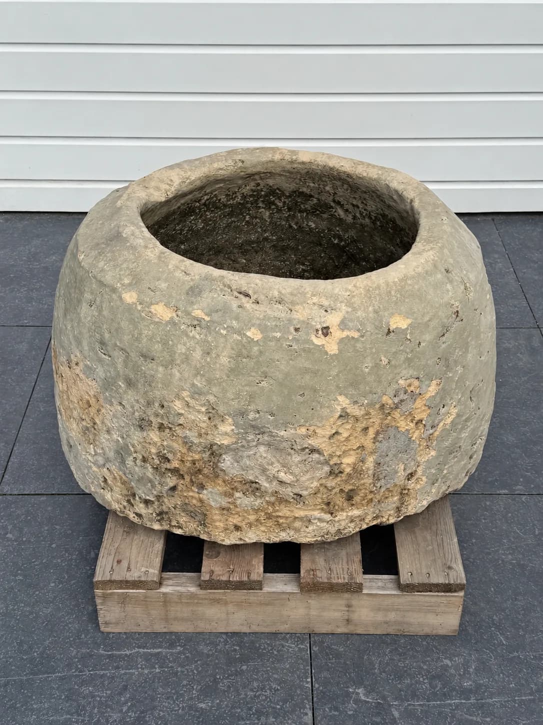 Grote tapstoelopende pot met patina., verweerde kalksteen met natuurlijke patina, handgemaakt in Indonesië foto 7