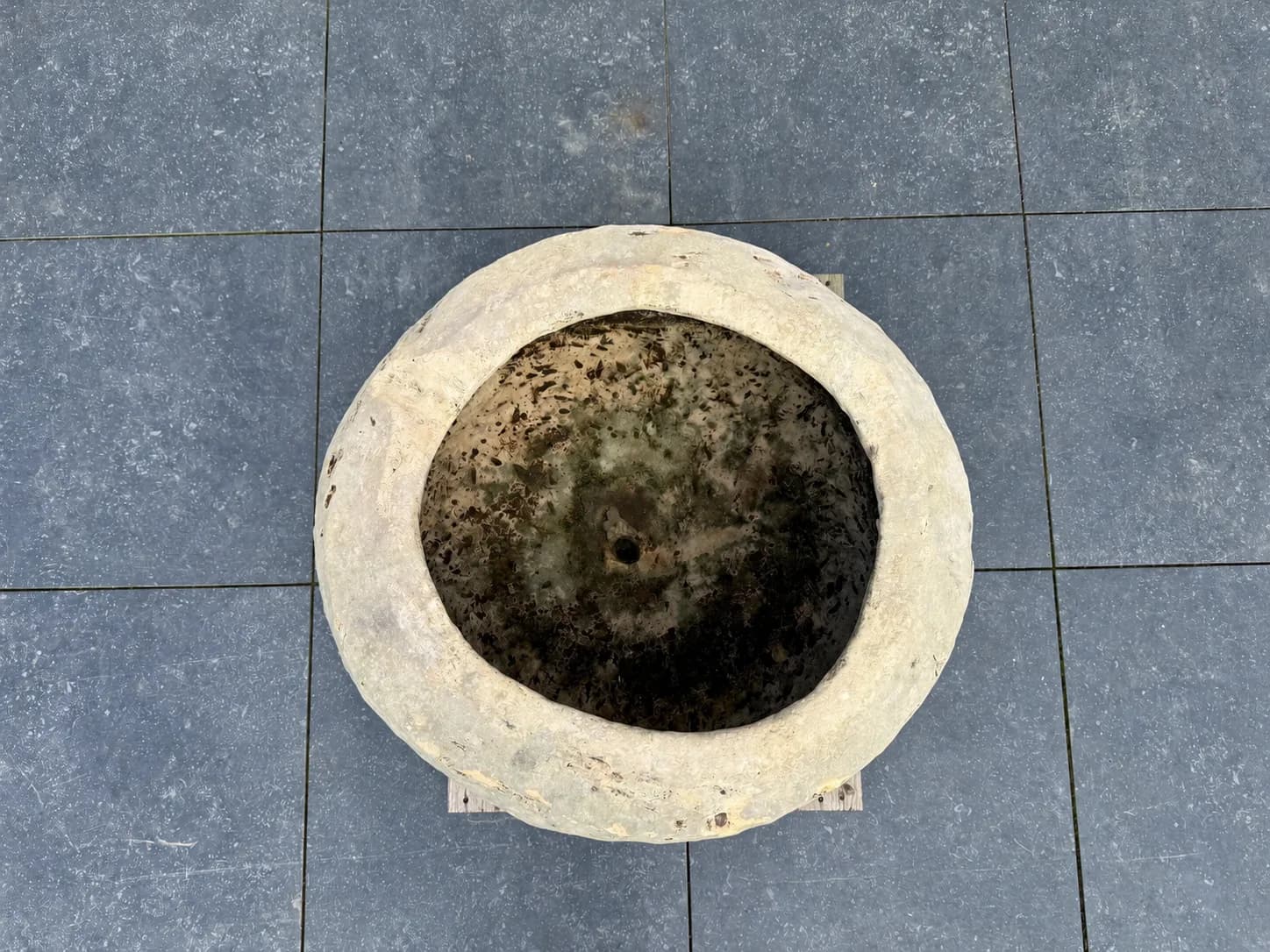 Grote tapstoelopende pot met patina., verweerde kalksteen met natuurlijke patina, handgemaakt in Indonesië foto 6