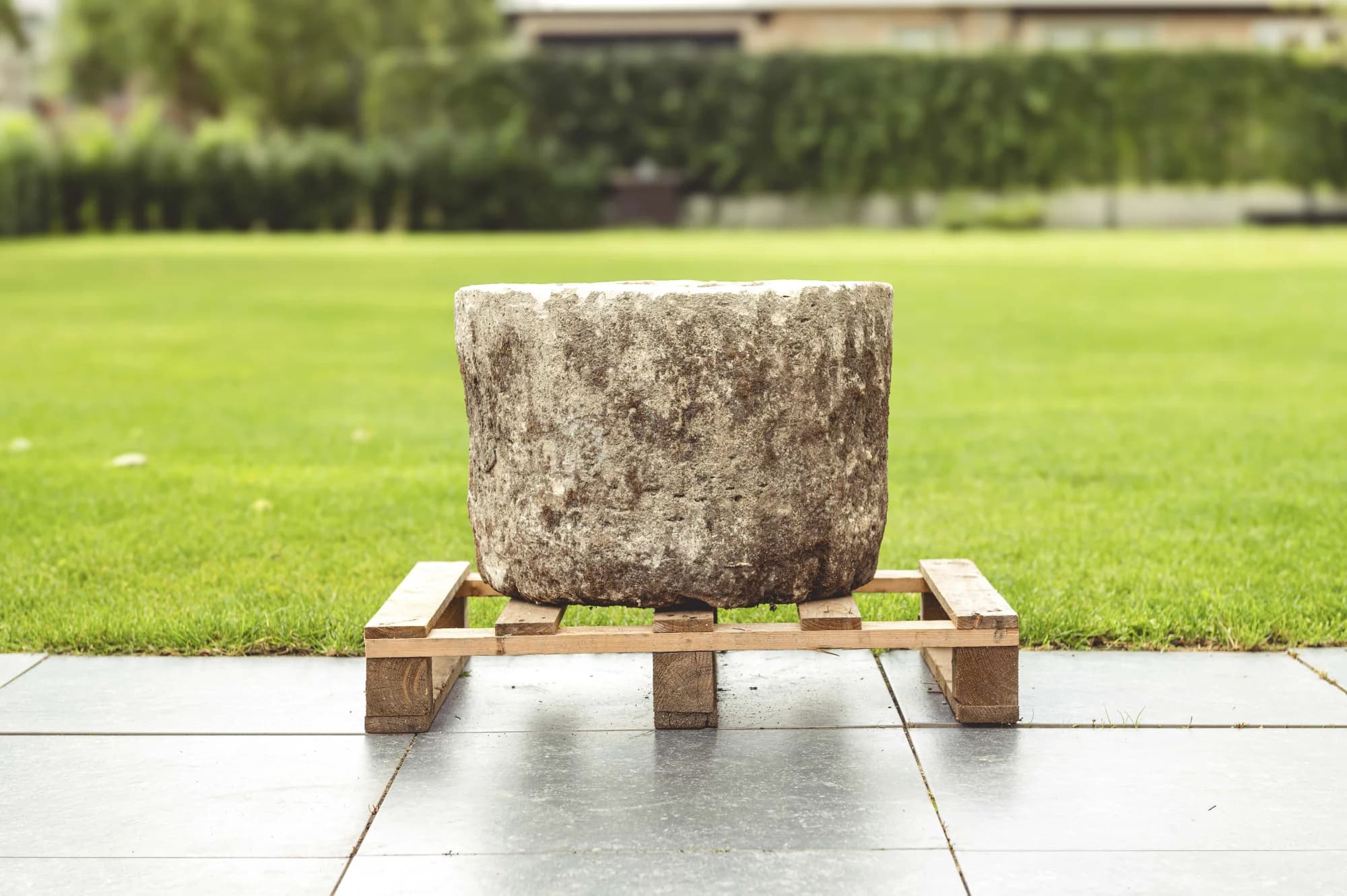 Natuurstenen pot met mospatina, beige/grijs, ook als fontein (40×Ø58), verweerde kalksteen met natuurlijke patina, handgemaakt in Indonesië foto 4