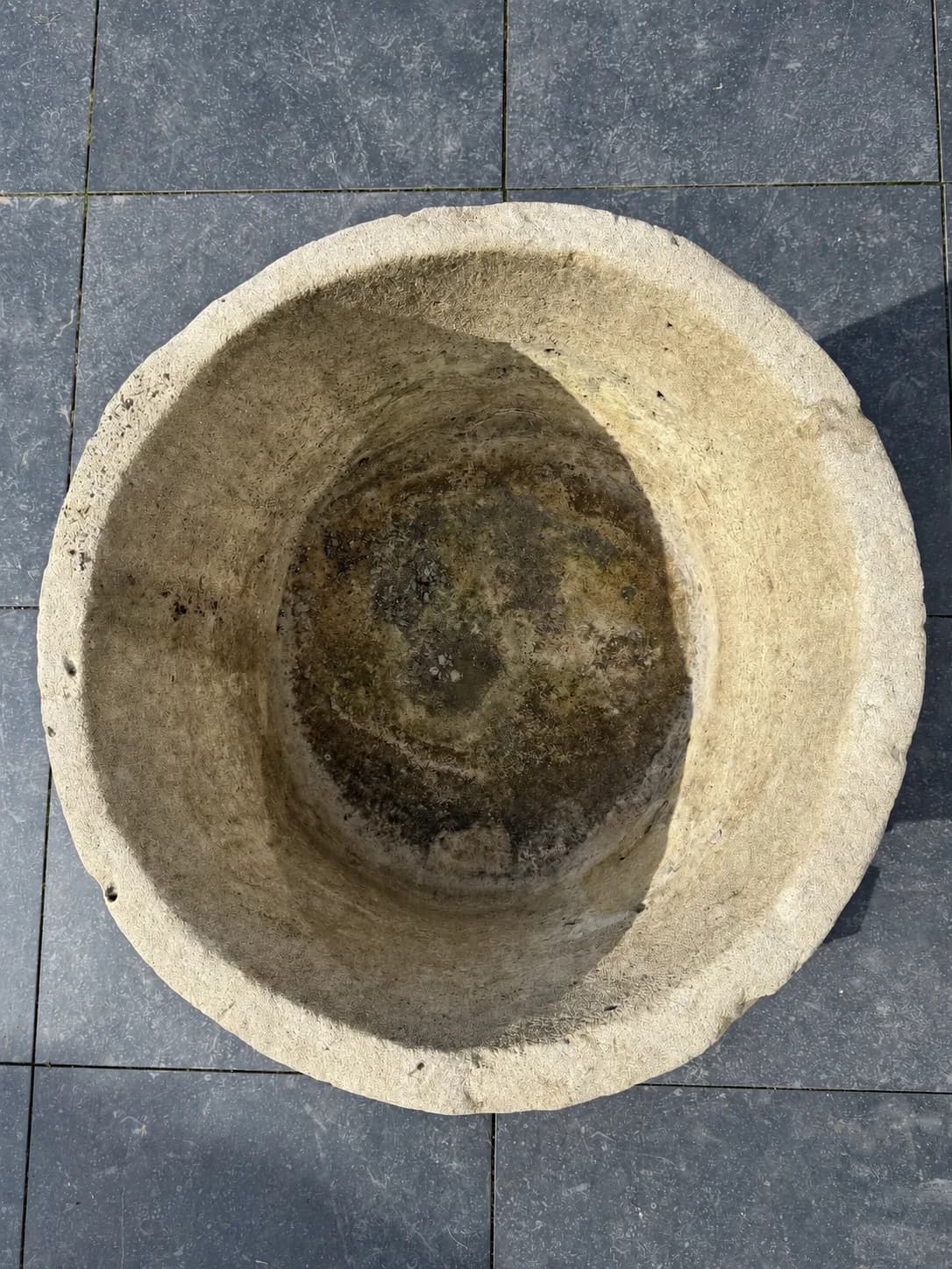 Robuuste natuurstenen pot, beige, rond (45×73), verweerde kalksteen met natuurlijke patina, handgemaakt in Indonesië foto 8