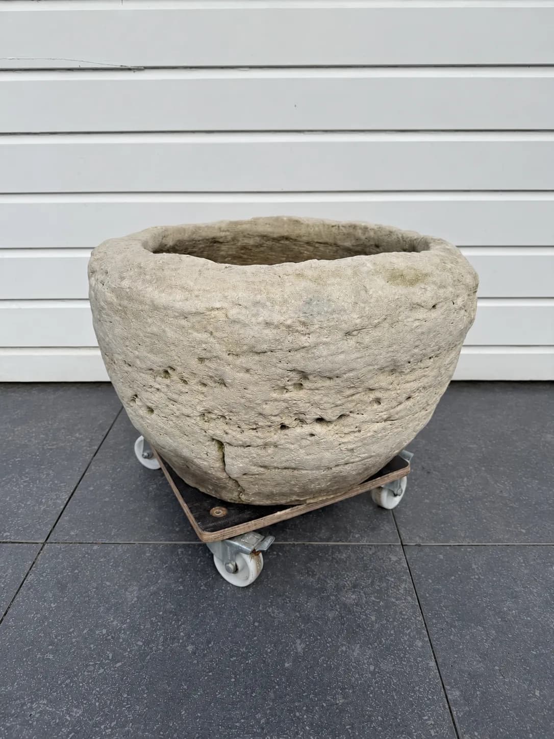Natuurstenen pot, zandbeige, diepe komvorm, verweerde kalksteen met natuurlijke patina, handgemaakt in Indonesië foto 4
