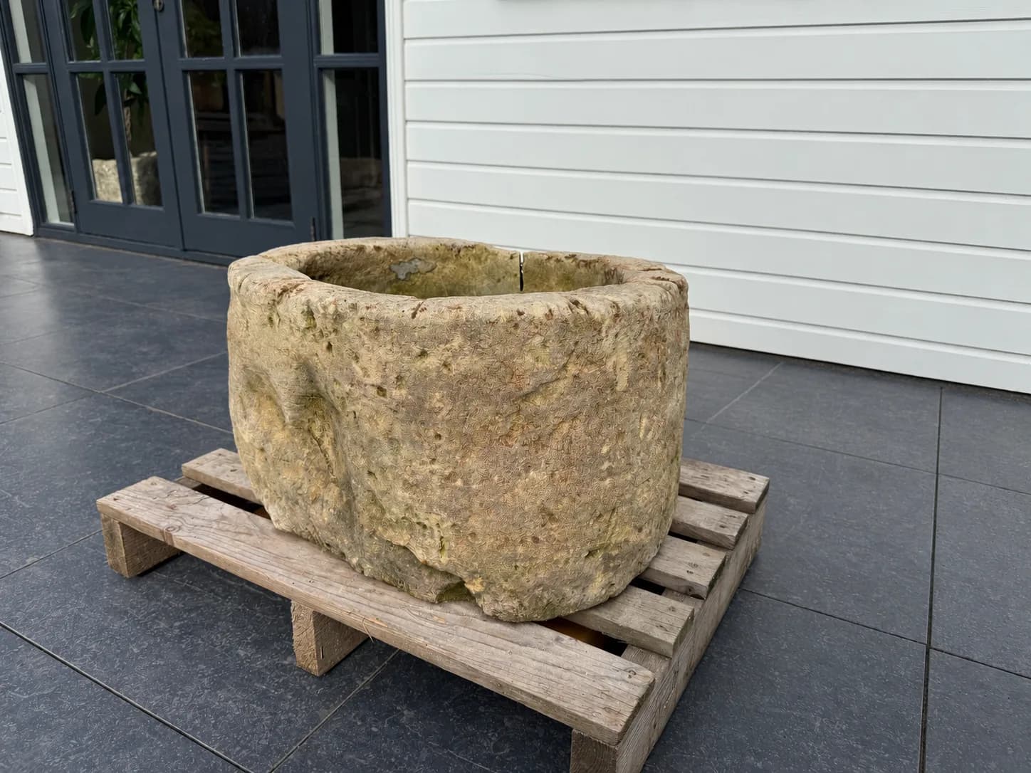 Natuurstenen pot, beige, rond met doorleefde patina, verweerde kalksteen met natuurlijke patina, handgemaakt in Indonesië foto 11