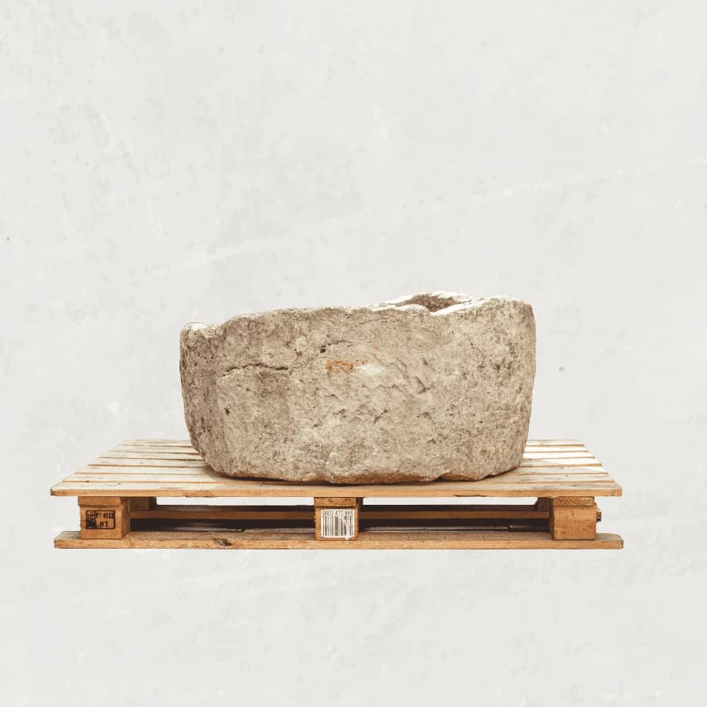 Natuurstenen grote pot – Beige – rond (30×85), handgemaakt en verweerd, persoonlijk ingekocht in Indonesië