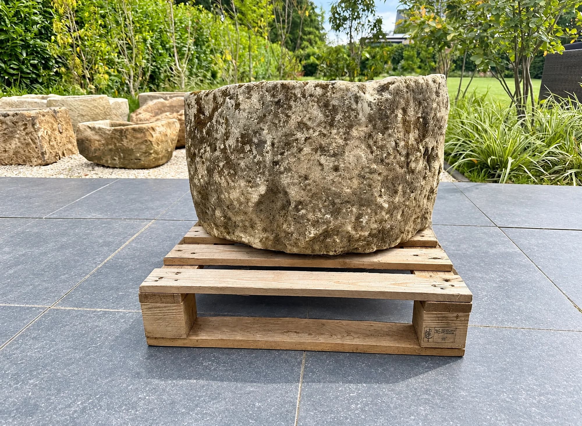 Natuurstenen pot, beige, rond en zwaar verweerd, verweerde kalksteen met natuurlijke patina, handgemaakt in Indonesië foto 15