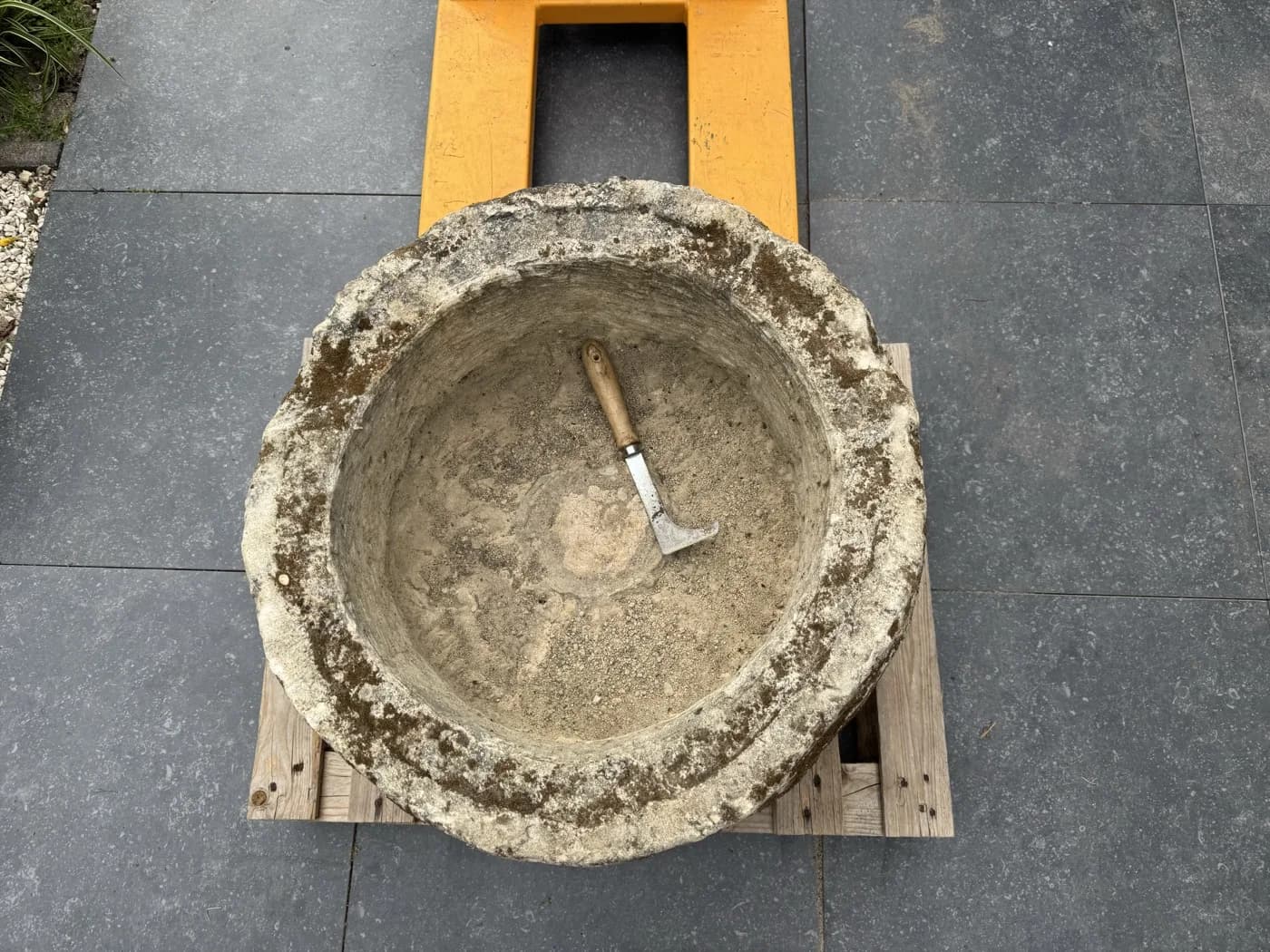 Natuurstenen pot, beige, rond en zwaar verweerd, verweerde kalksteen met natuurlijke patina, handgemaakt in Indonesië foto 20