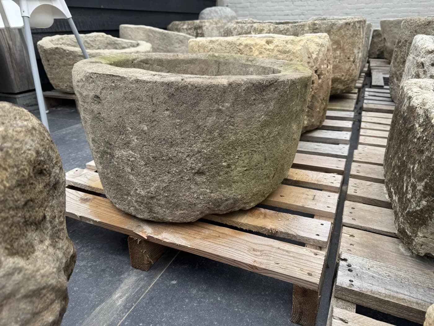 Natuurstenen pot, grijs, rond met mospatina, verweerde kalksteen met natuurlijke patina, handgemaakt in Indonesië foto 6