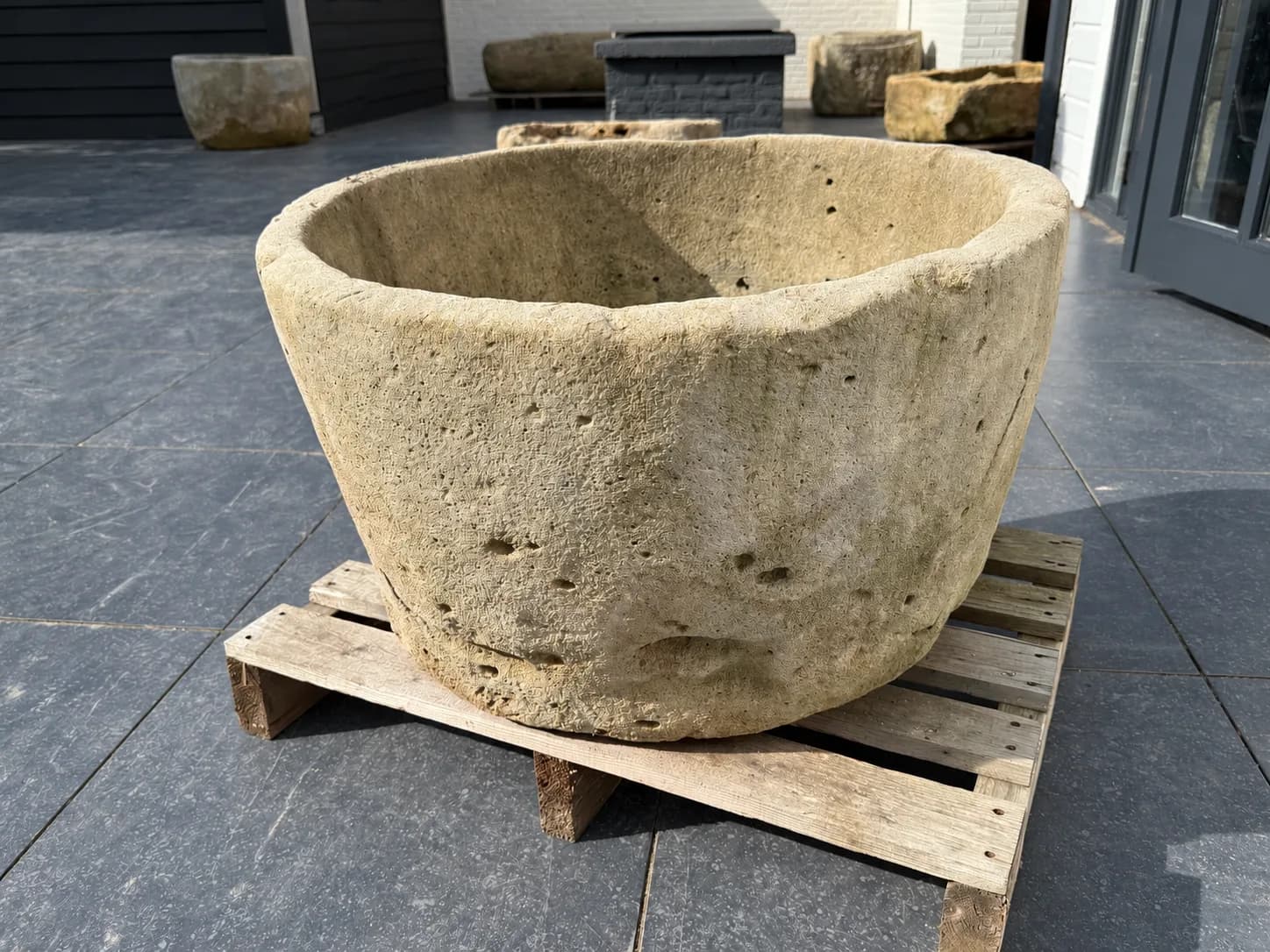 Robuuste natuurstenen pot, beige, rond (45×73), verweerde kalksteen met natuurlijke patina, handgemaakt in Indonesië foto 6