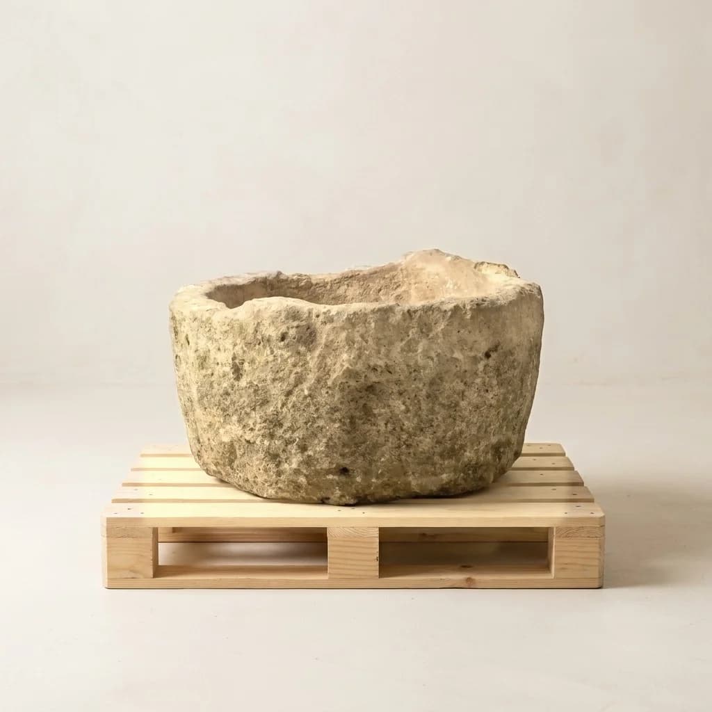 Natuurstenen pot, beige, rond met dikke verweerde rand, handgemaakt en verweerd, persoonlijk ingekocht in Indonesië