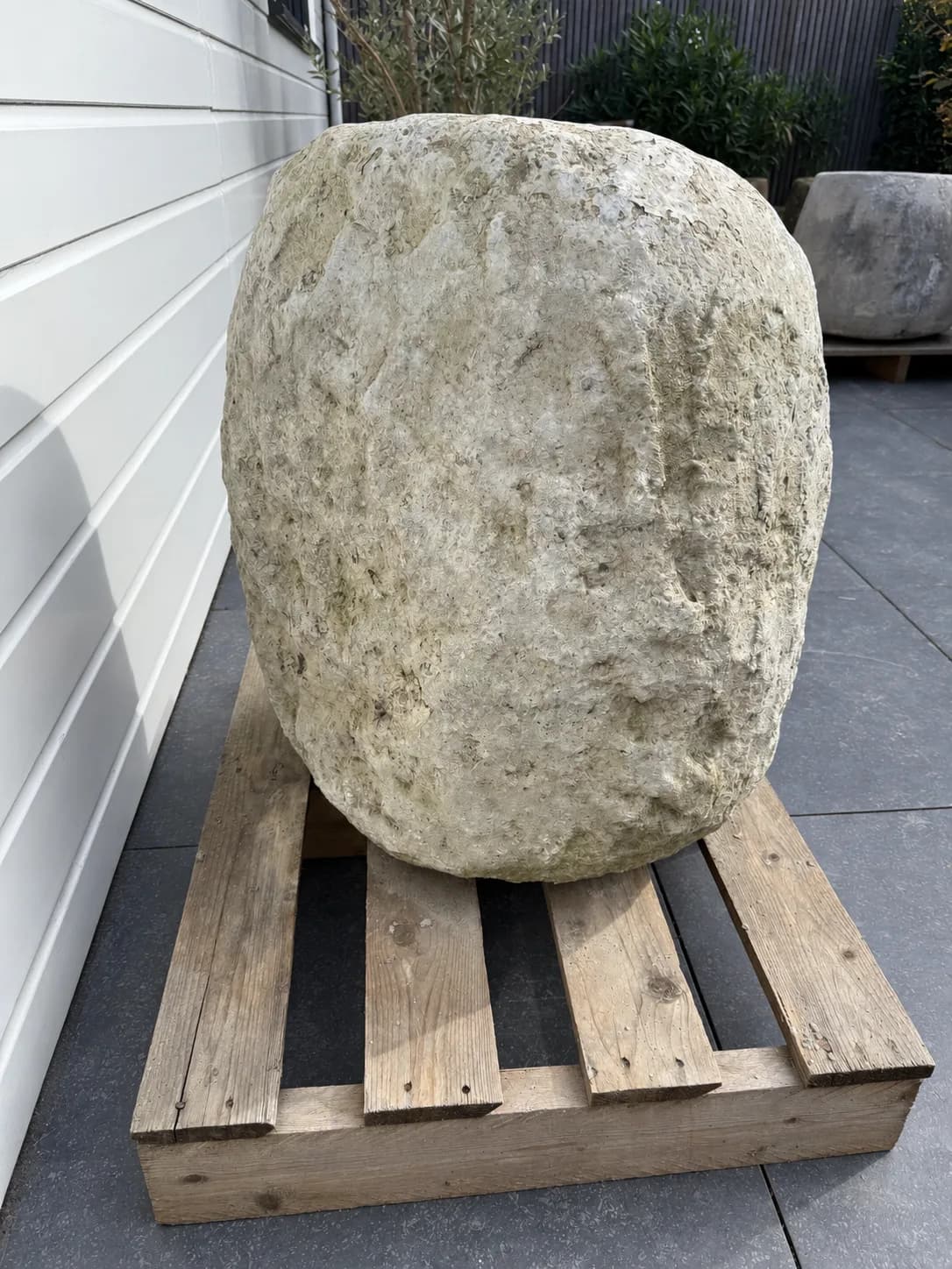 Sculpturale natuurstenen keipot, bemost (65×60), verweerde kalksteen met natuurlijke patina, handgemaakt in Indonesië foto 7