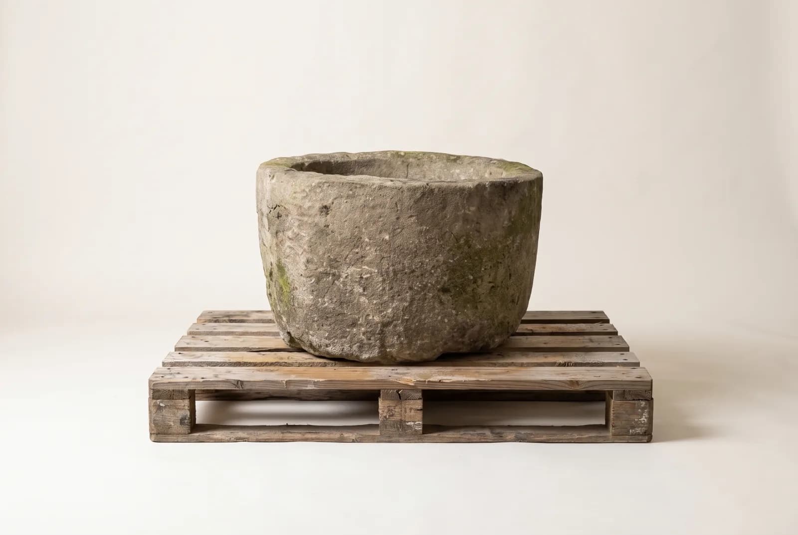 Natuurstenen pot, grijs, rond met mospatina, handgemaakt en verweerd, persoonlijk ingekocht in Indonesië