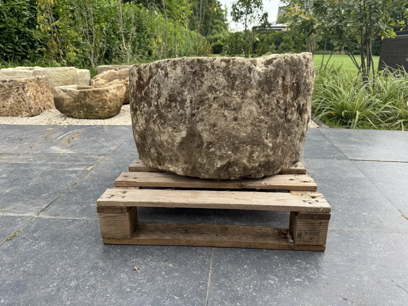 Natuurstenen pot, beige, rond en zwaar verweerd, verweerde kalksteen met natuurlijke patina, handgemaakt in Indonesië foto 17