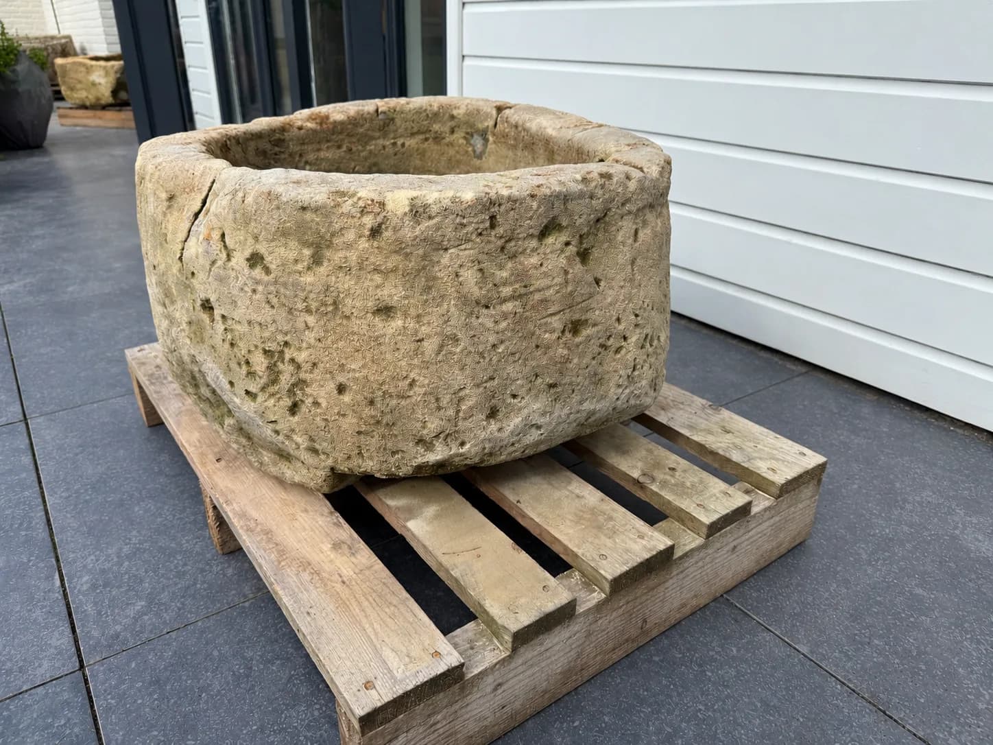 Natuurstenen pot, beige, rond met doorleefde patina, verweerde kalksteen met natuurlijke patina, handgemaakt in Indonesië foto 7