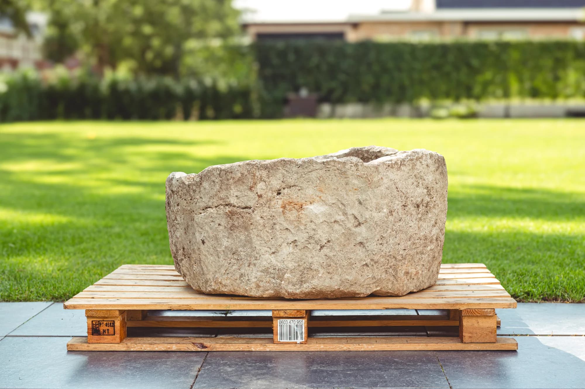 Natuurstenen grote pot – Beige – rond (30×85), verweerde kalksteen met natuurlijke patina, handgemaakt in Indonesië foto 3
