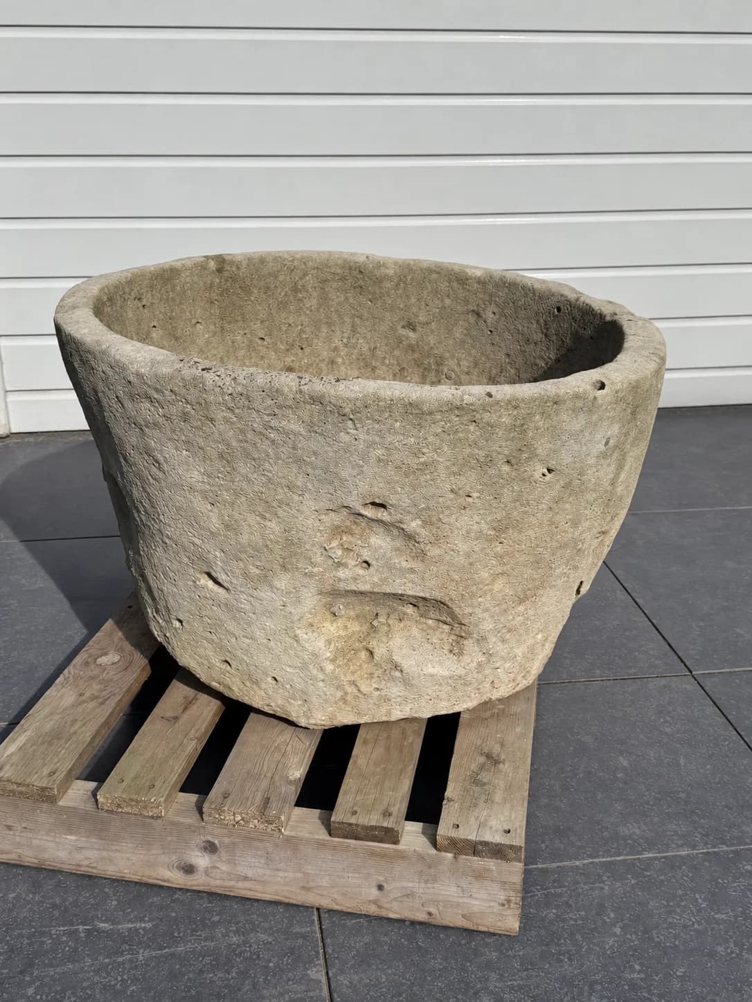 Robuuste natuurstenen pot, beige, rond (45×73), verweerde kalksteen met natuurlijke patina, handgemaakt in Indonesië foto 3