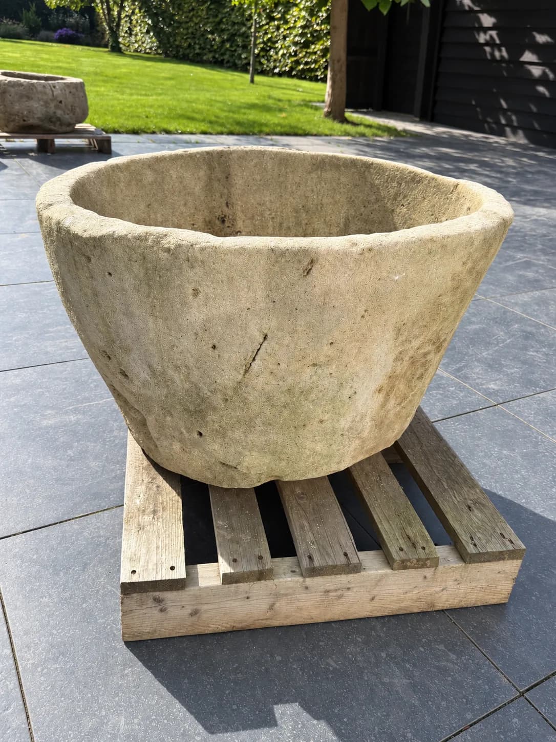Robuuste natuurstenen pot, beige, rond (45×73), verweerde kalksteen met natuurlijke patina, handgemaakt in Indonesië foto 7