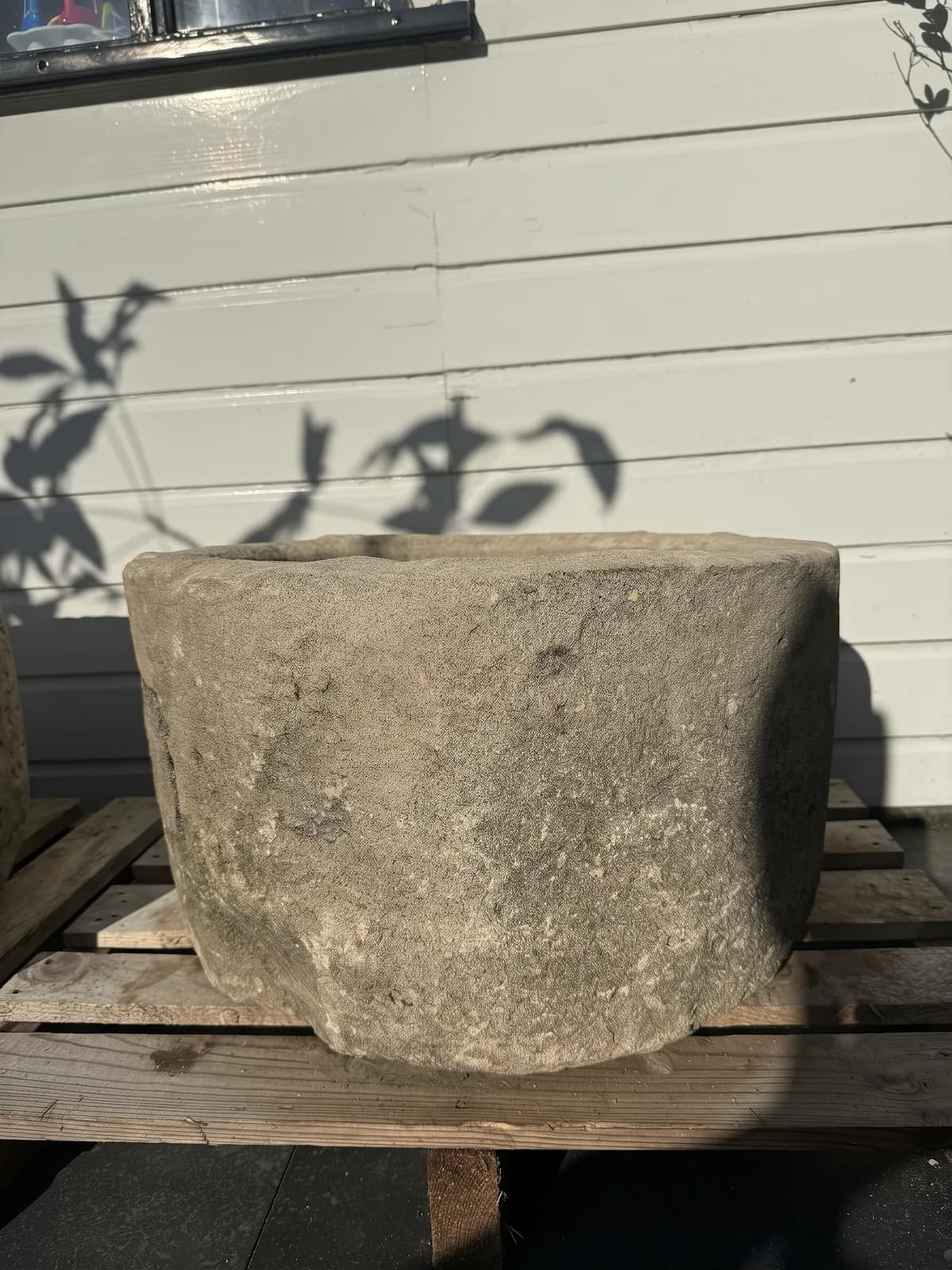 Natuurstenen pot, grijs, rond met mospatina, verweerde kalksteen met natuurlijke patina, handgemaakt in Indonesië foto 6