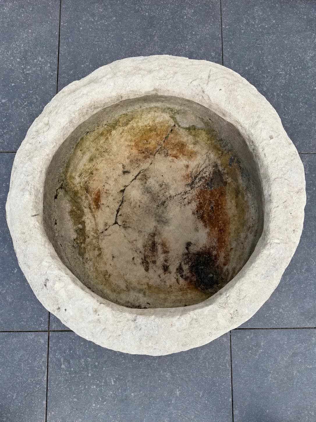 Natuurstenen pot, zandbeige, diepe komvorm, verweerde kalksteen met natuurlijke patina, handgemaakt in Indonesië foto 7