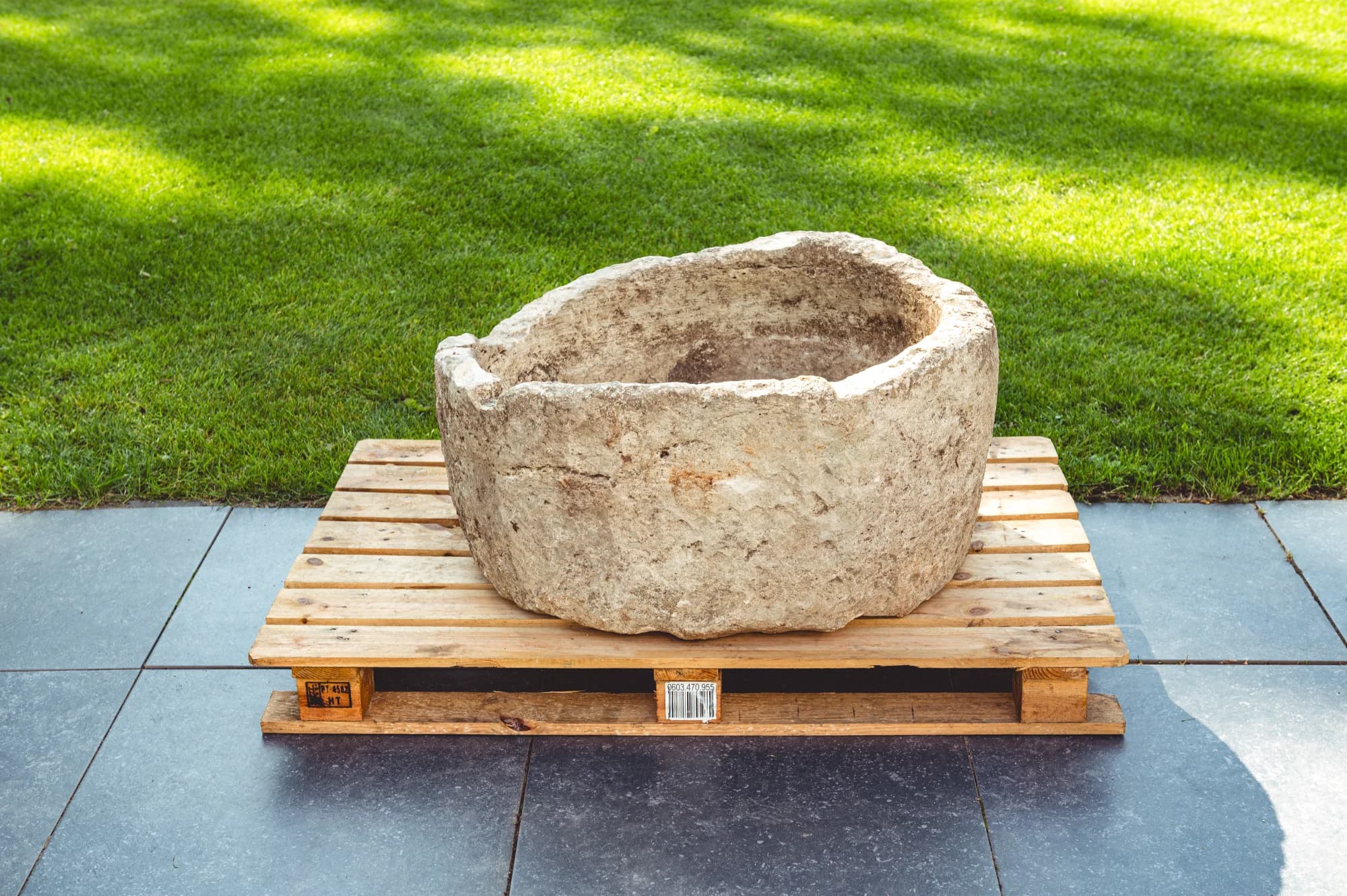 Natuurstenen grote pot – Beige – rond (30×85), verweerde kalksteen met natuurlijke patina, handgemaakt in Indonesië foto 4