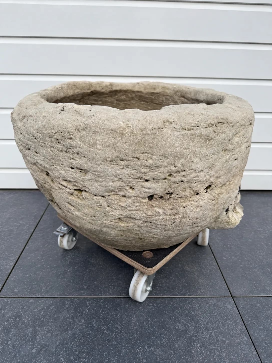 Natuurstenen pot, zandbeige, diepe komvorm, verweerde kalksteen met natuurlijke patina, handgemaakt in Indonesië foto 6