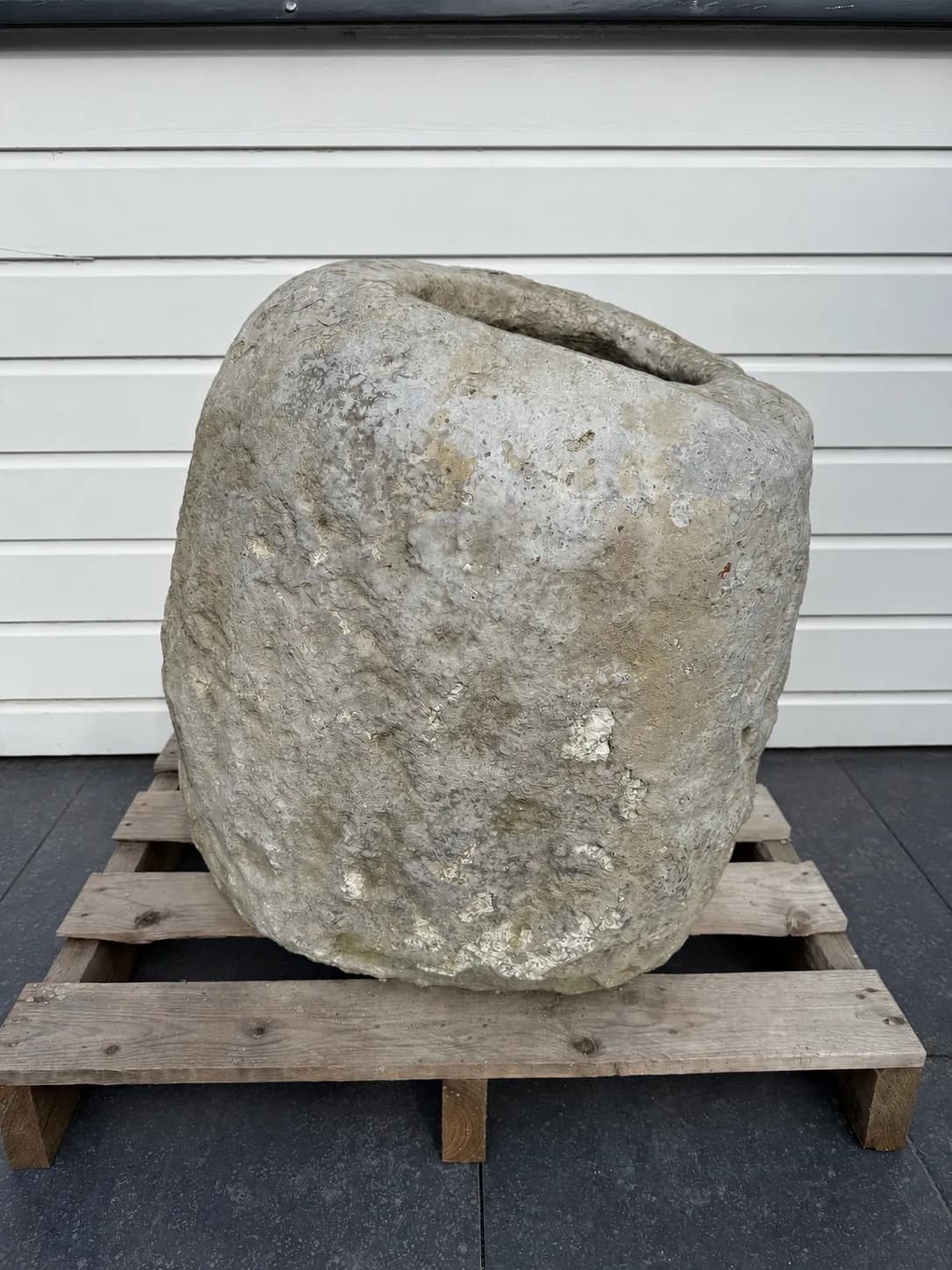 Sculpturale natuurstenen keipot, bemost (65×60), verweerde kalksteen met natuurlijke patina, handgemaakt in Indonesië foto 5