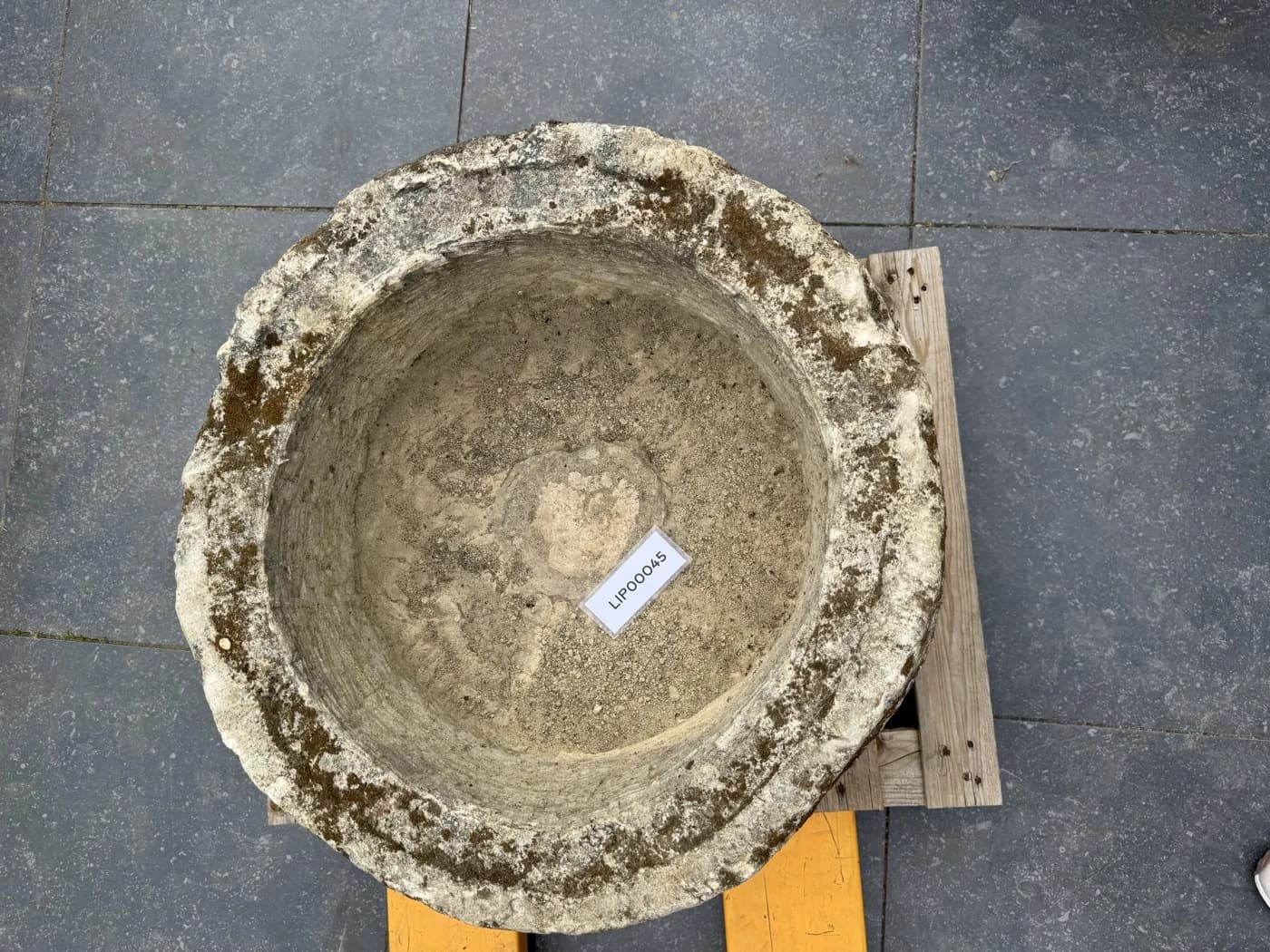 Natuurstenen pot, beige, rond en zwaar verweerd, verweerde kalksteen met natuurlijke patina, handgemaakt in Indonesië foto 21