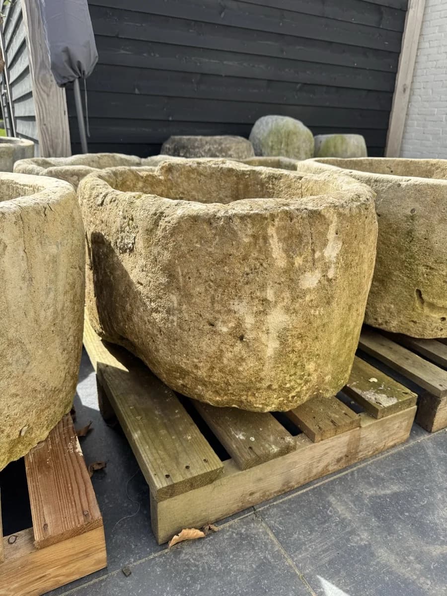 Primitief gehouwen natuurstenen trog, rechthoekig, verweerde kalksteen met natuurlijke patina, handgemaakt in Indonesië foto 2