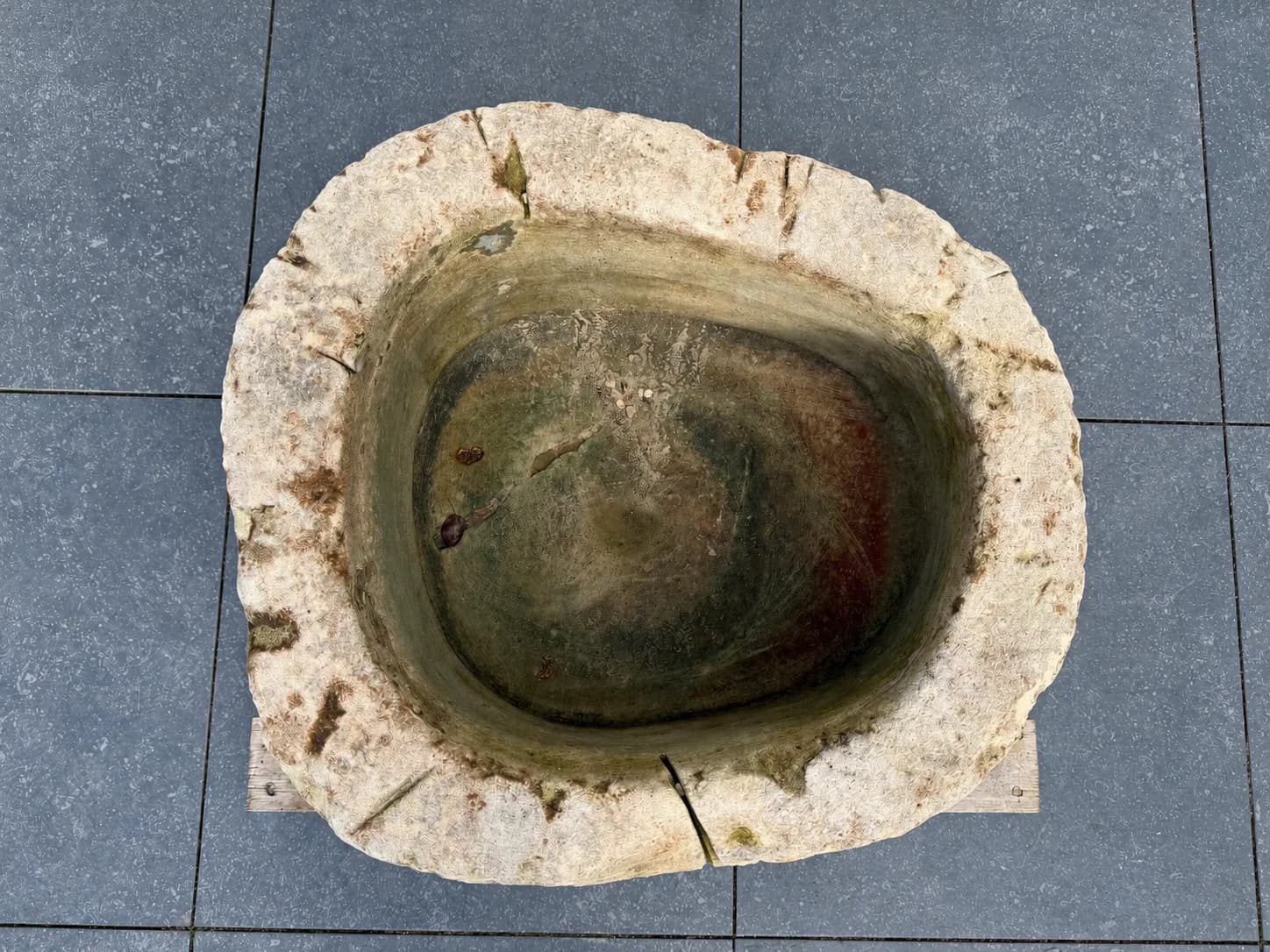 Natuurstenen pot, beige, rond met doorleefde patina, verweerde kalksteen met natuurlijke patina, handgemaakt in Indonesië foto 9
