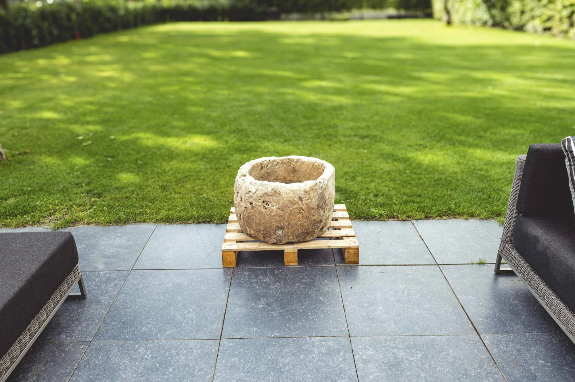 Beige natuurstenen pot met kuiltjes in het steen, laag model (37×63), verweerde kalksteen met natuurlijke patina, handgemaakt in Indonesië foto 4