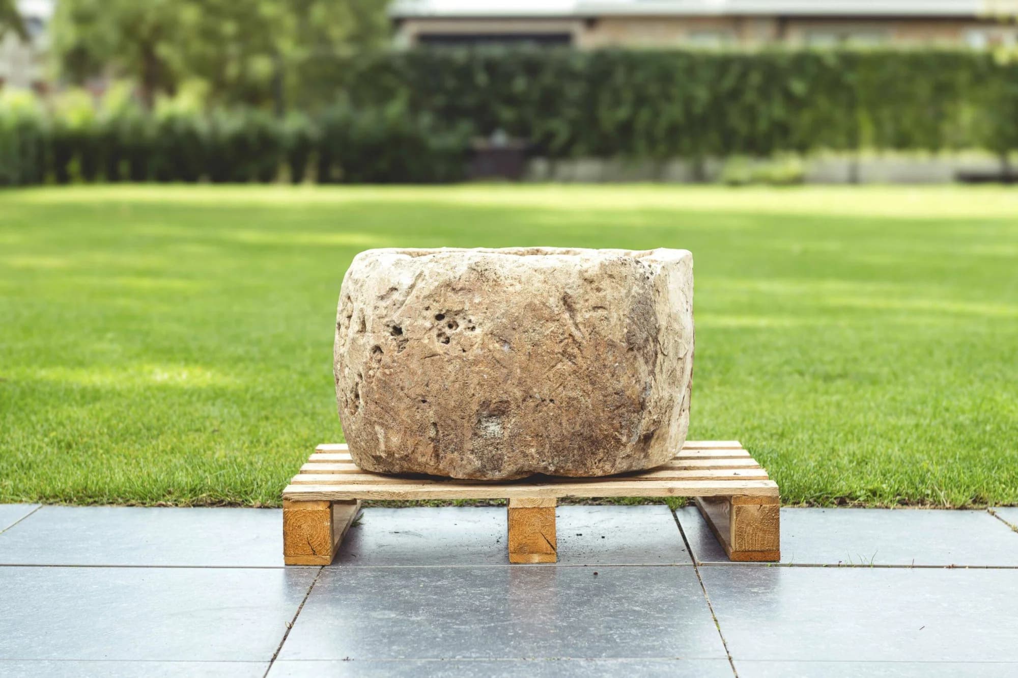 Beige natuurstenen pot met kuiltjes in het steen, laag model (37×63), verweerde kalksteen met natuurlijke patina, handgemaakt in Indonesië foto 3