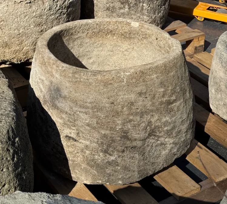 Natuurstenen pot met patina, beige, rond, lager model (24/43 x Ø70), verweerde kalksteen met natuurlijke patina, handgemaakt in Indonesië foto 15