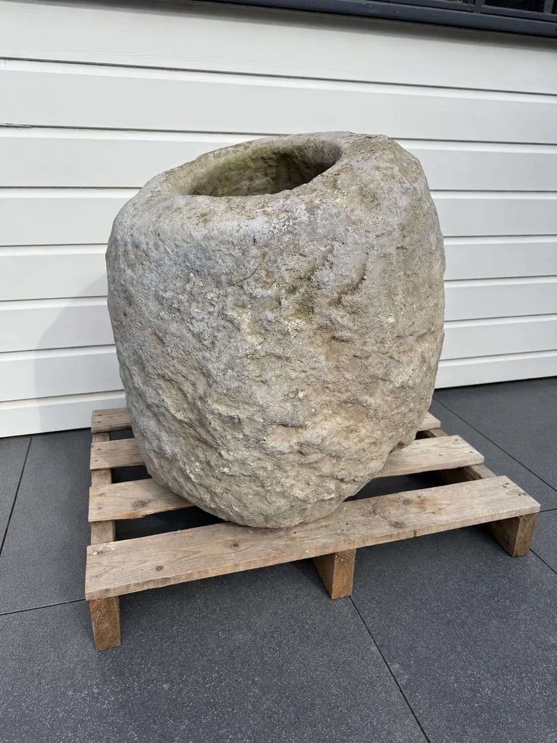 Sculpturale natuurstenen keipot, bemost (65×60), verweerde kalksteen met natuurlijke patina, handgemaakt in Indonesië foto 11