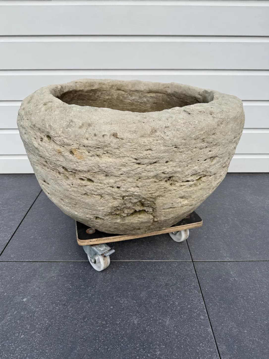 Natuurstenen pot, zandbeige, diepe komvorm, verweerde kalksteen met natuurlijke patina, handgemaakt in Indonesië foto 5