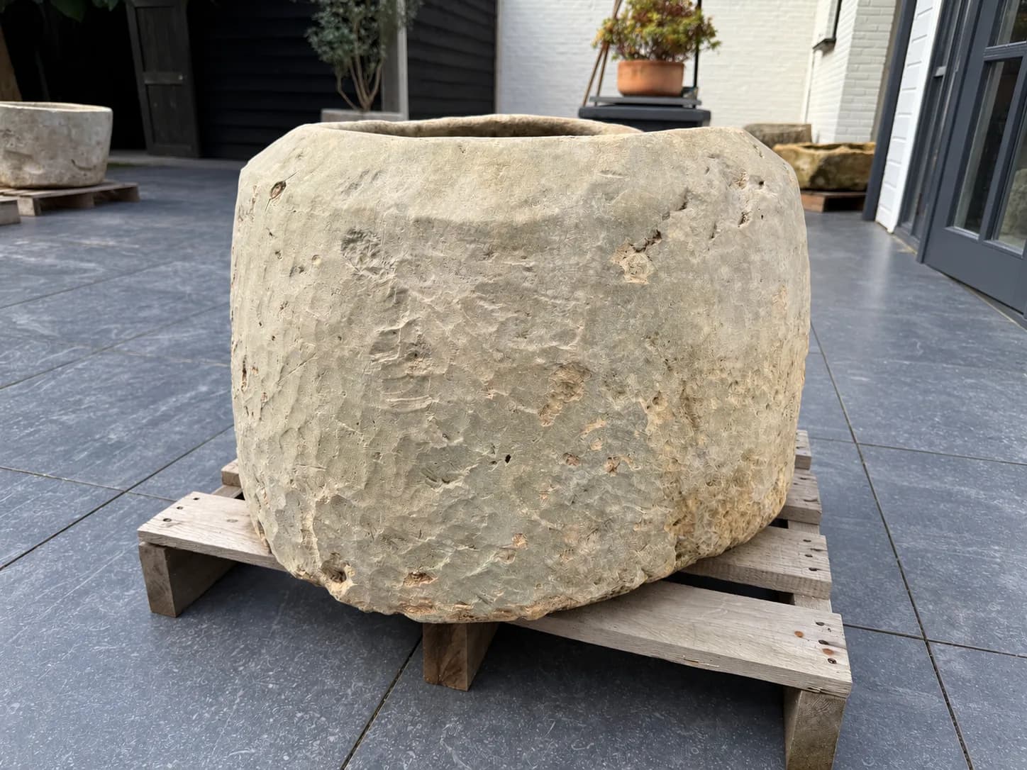 Grote tapstoelopende pot met patina., verweerde kalksteen met natuurlijke patina, handgemaakt in Indonesië foto 5