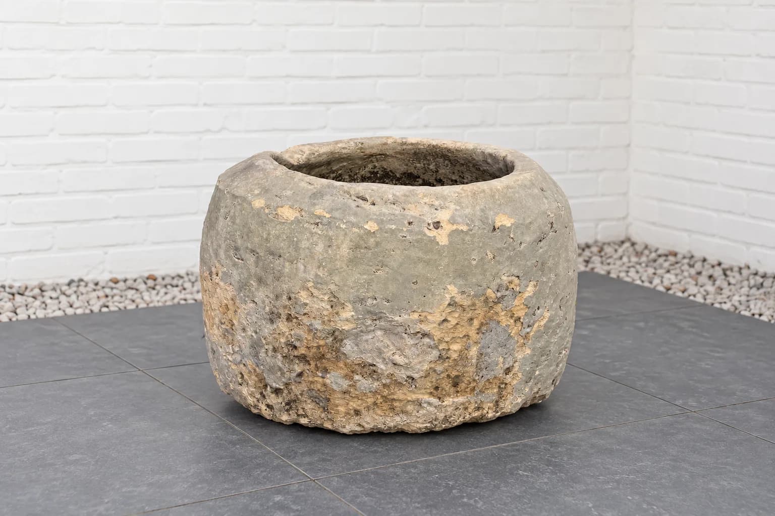 Grote tapstoelopende pot met patina., handgemaakt en verweerd, persoonlijk ingekocht in Indonesië