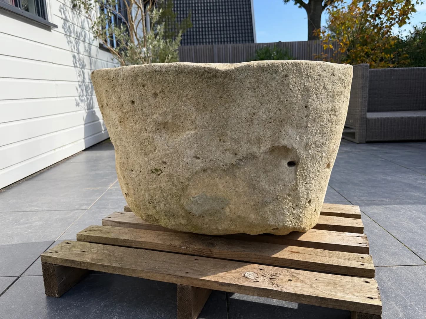 Robuuste natuurstenen pot, beige, rond (45×73), verweerde kalksteen met natuurlijke patina, handgemaakt in Indonesië foto 4