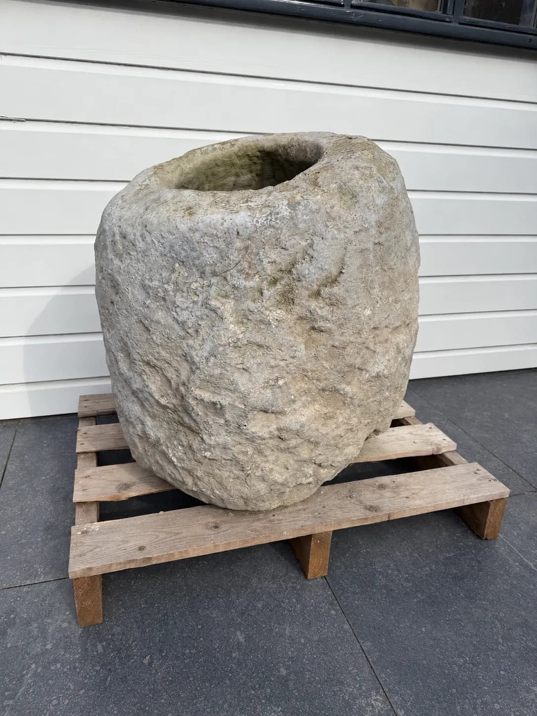 Sculpturale natuurstenen keipot, bemost (65×60), verweerde kalksteen met natuurlijke patina, handgemaakt in Indonesië foto 12