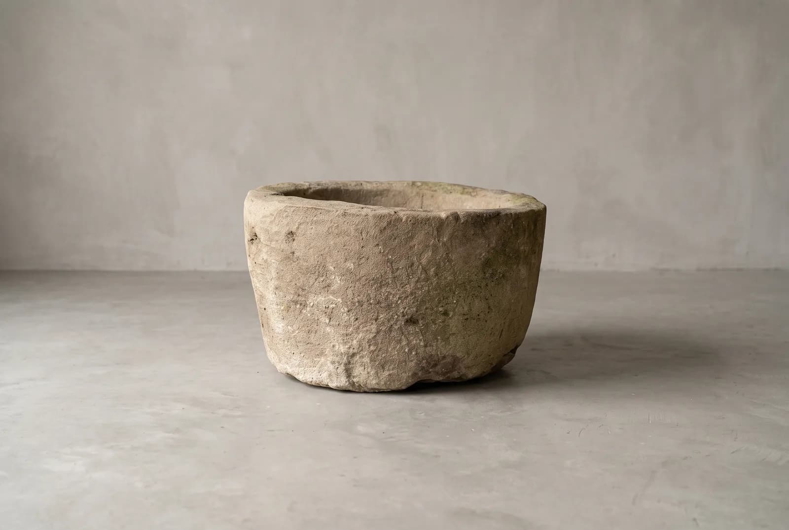 Natuurstenen pot, grijs, rond met mospatina, verweerde kalksteen met natuurlijke patina, handgemaakt in Indonesië foto 2