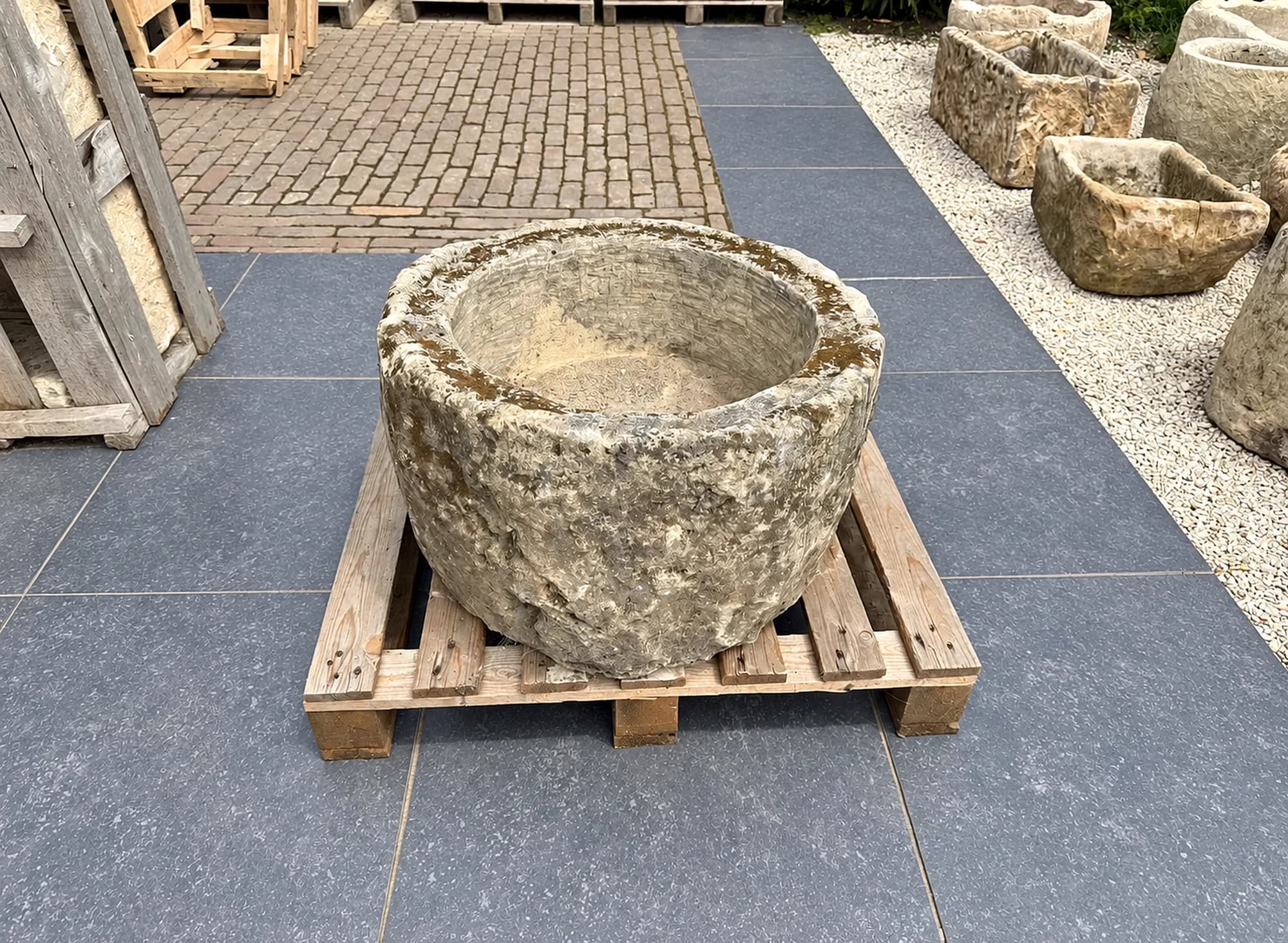 Natuurstenen pot, beige, rond en zwaar verweerd, verweerde kalksteen met natuurlijke patina, handgemaakt in Indonesië foto 16