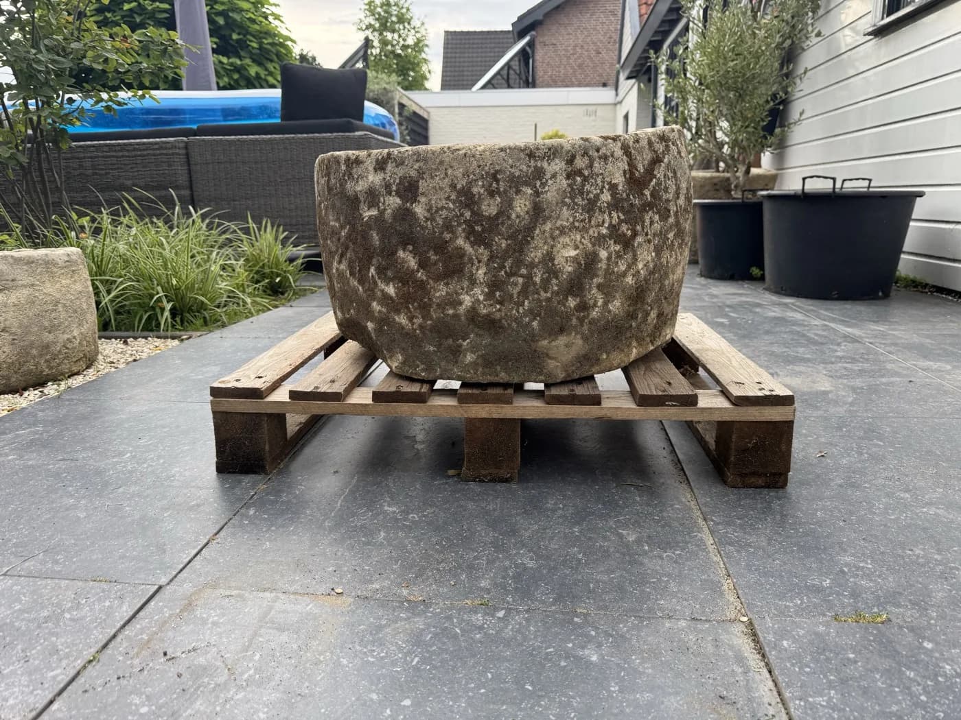Natuurstenen pot, beige, rond en zwaar verweerd, verweerde kalksteen met natuurlijke patina, handgemaakt in Indonesië foto 15