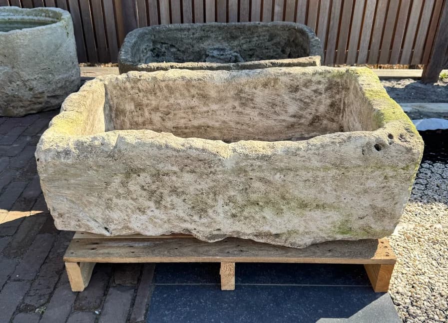 Natuurstenen trog – Rechthoekig (29×86×54), verweerde kalksteen met natuurlijke patina, handgemaakt in Indonesië foto 10