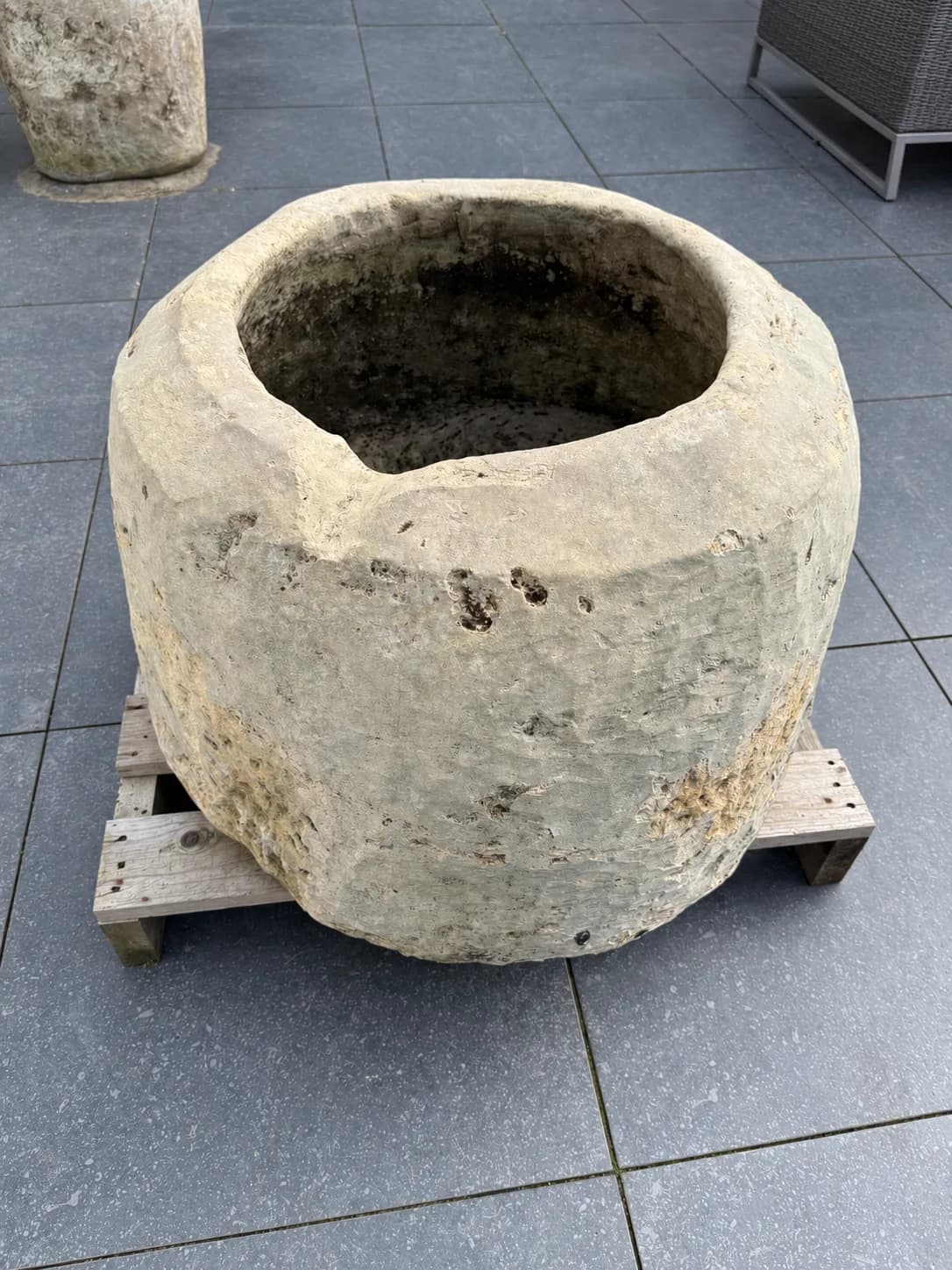 Grote tapstoelopende pot met patina., verweerde kalksteen met natuurlijke patina, handgemaakt in Indonesië foto 3