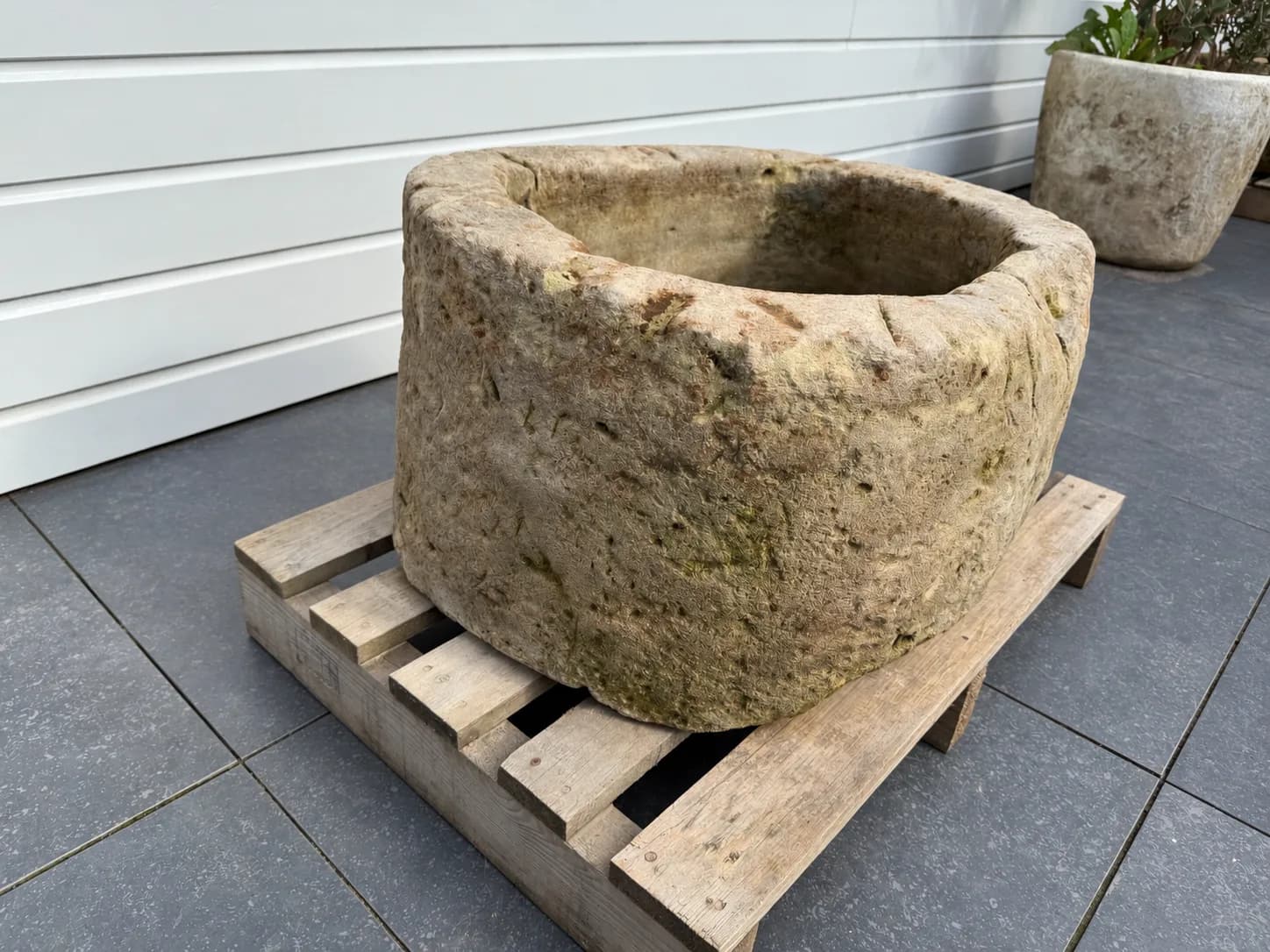 Natuurstenen pot, beige, rond met doorleefde patina, verweerde kalksteen met natuurlijke patina, handgemaakt in Indonesië foto 8