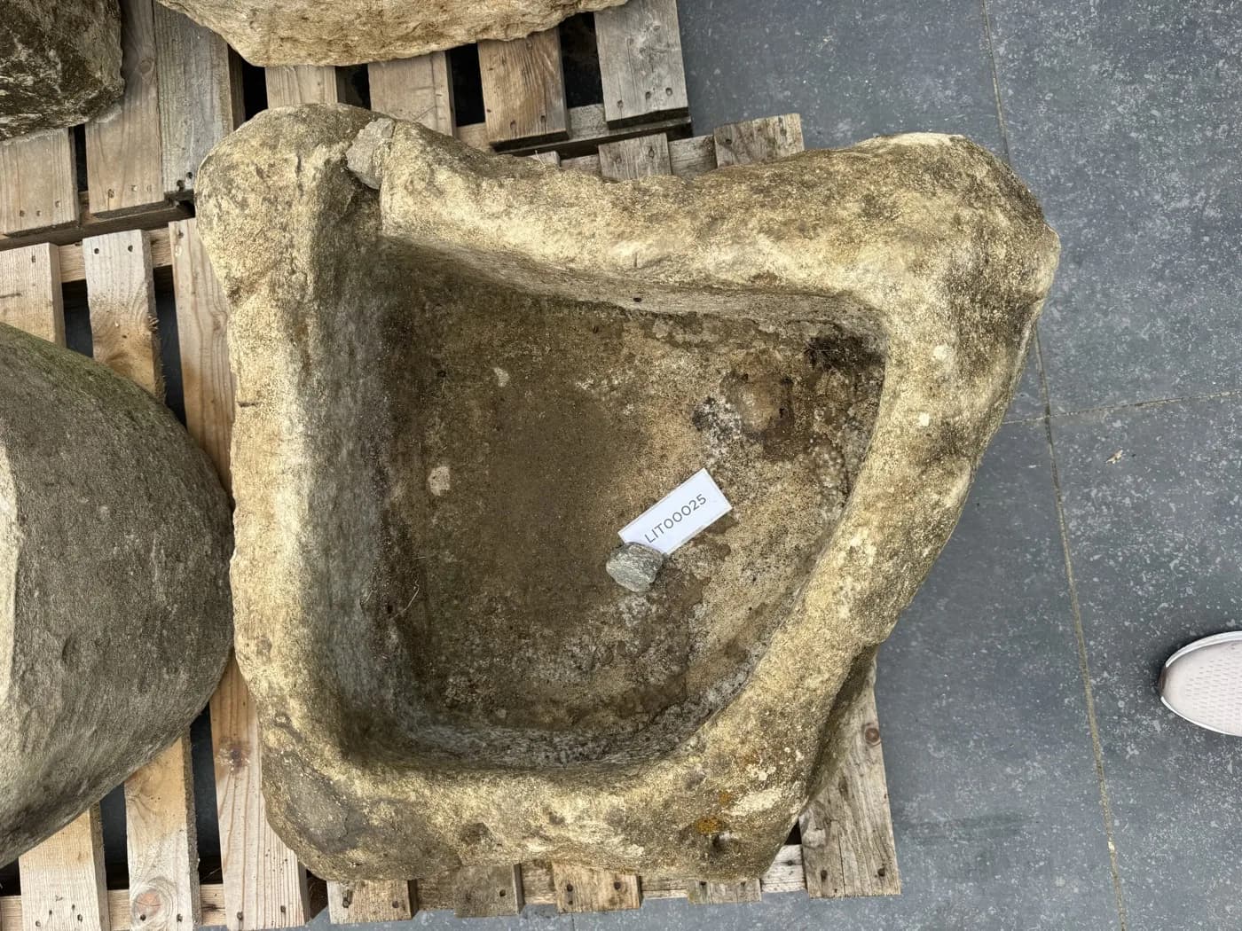 Natuurstenen trog, organisch gevormd met ruwe rand, verweerde kalksteen met natuurlijke patina, handgemaakt in Indonesië foto 9