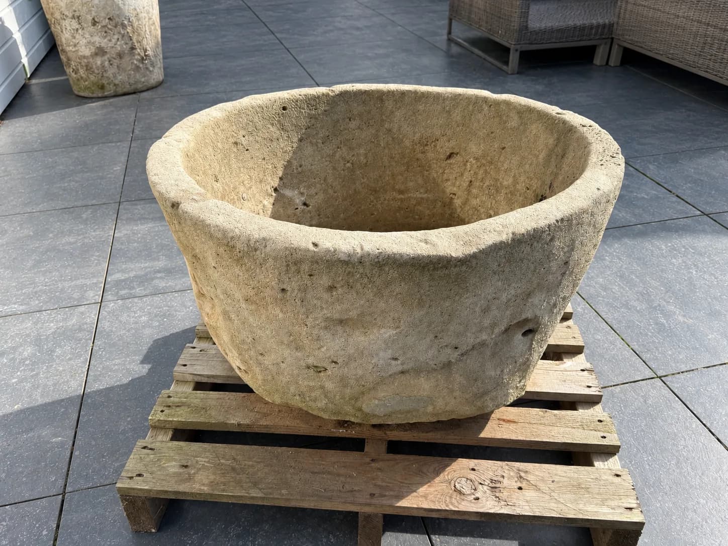 Robuuste natuurstenen pot, beige, rond (45×73), verweerde kalksteen met natuurlijke patina, handgemaakt in Indonesië foto 5