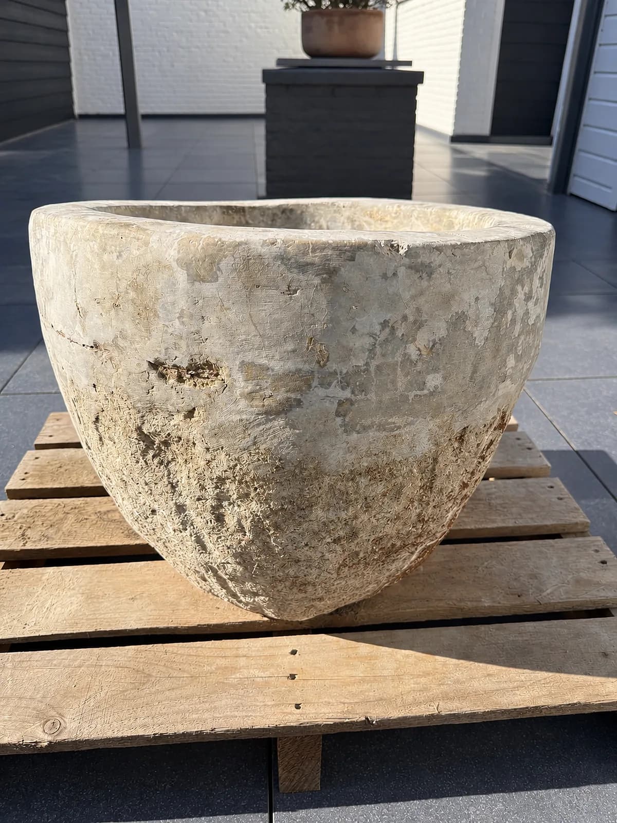 Ruige natuurstenen pot met grove textuur (43 x 52), verweerde kalksteen met natuurlijke patina, handgemaakt in Indonesië foto 3