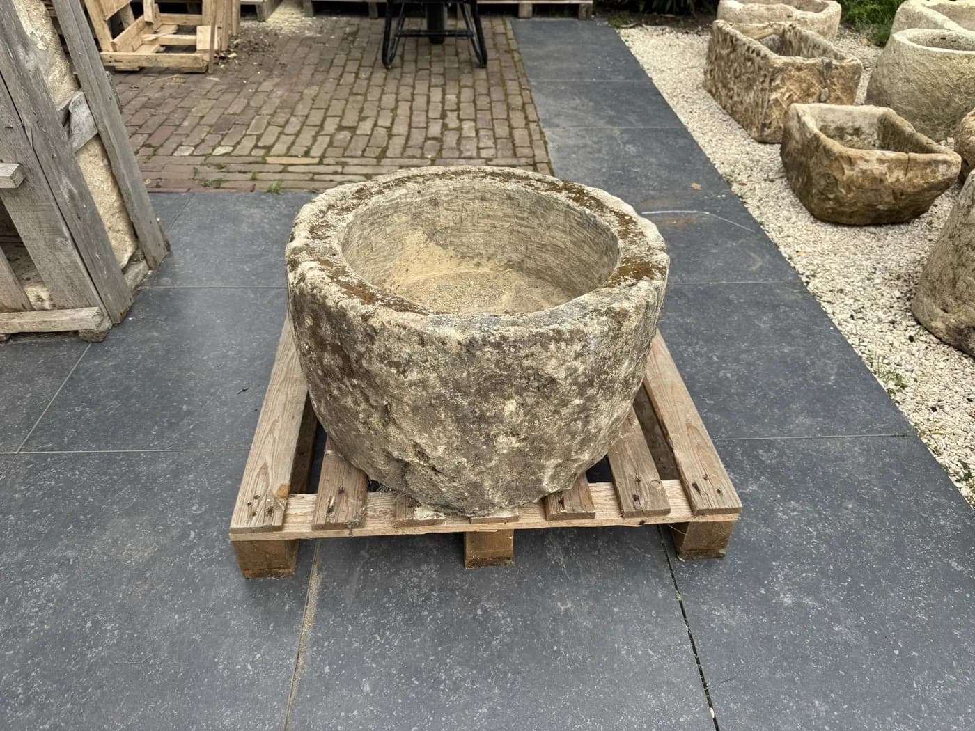 Natuurstenen pot, beige, rond en zwaar verweerd, verweerde kalksteen met natuurlijke patina, handgemaakt in Indonesië foto 18
