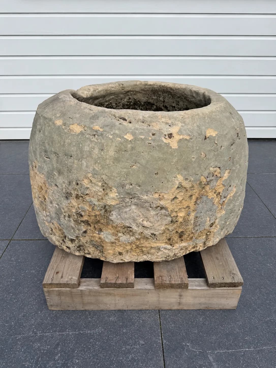 Grote tapstoelopende pot met patina., verweerde kalksteen met natuurlijke patina, handgemaakt in Indonesië foto 2
