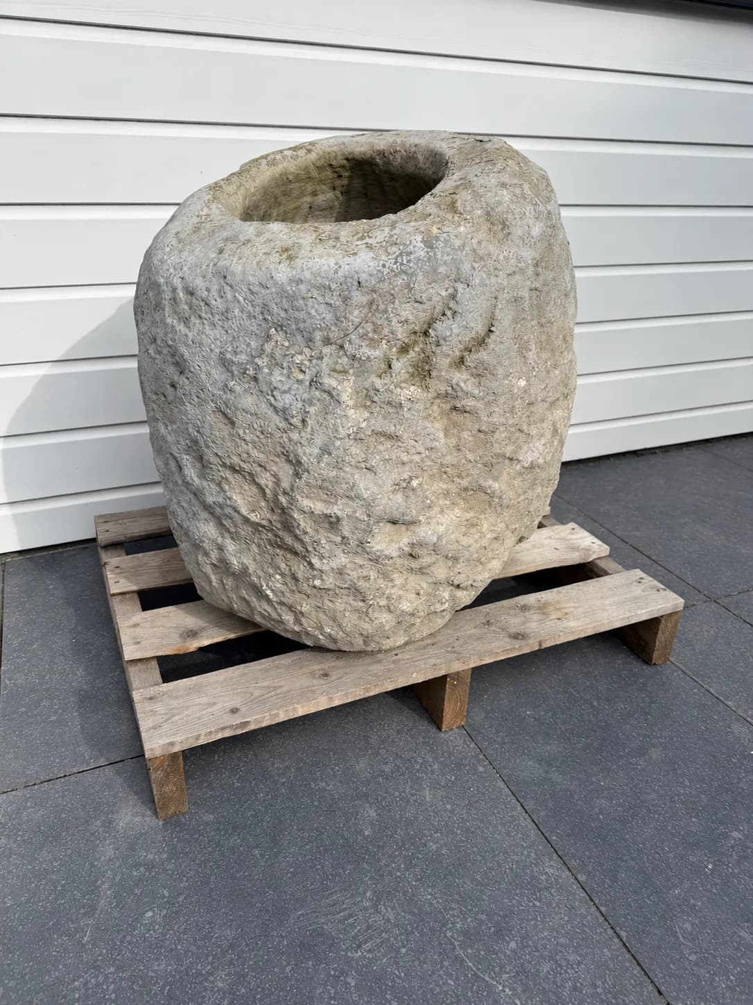 Sculpturale natuurstenen keipot, bemost (65×60), verweerde kalksteen met natuurlijke patina, handgemaakt in Indonesië foto 9